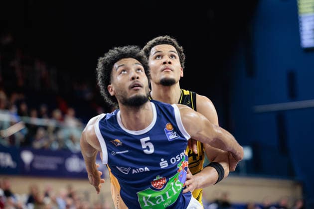 D Shawn Schwartz (ROSTOCK SEAWOLVES, 05) vs Brandon Tischler (MHP Riesen Ludwigsburg, 24), GER, Rostock Seawolves vs. MHP Riesen Ludwigsburg, easycredit BBL, Basketball, Bundesliga, Play-Ins, Spielzeit 2025 2026, 12.05.2026. GER, Rostock Seawolves vs. MHP Riesen Ludwigsburg, easycredit BBL, Basketball, Bundesliga, Play-Ins, Spielzeit 2025 2026, 12.05.2026. Rostock Copyright: xEibner-Pressefoto DenverxEhrlichx EP_DEH