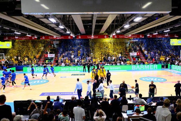 ProA Playoffs Viertelfinale - Phoenix Hagen vs. PS Karlsruhe LIONS, Hagen, 12.05.2026, Ischelandhalle Hagen Fanchoreo zum Spielbeginn mit Konfetti; ProA Playoff Viertelfinale - Phoenix Hagen vs. PS Karlsruhe LIONS, Hagen, 12.05.2026, Ischelandhalle Hagen Copyright: xBEAUTIFULxSPORTS Piepenstockx