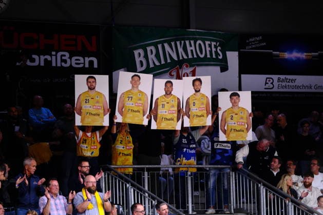 ProA Playoffs Viertelfinale - Phoenix Hagen vs. PS Karlsruhe LIONS, Hagen, 12.05.2026, Ischelandhalle Hagen Fans halten Schilder mit Spielern hoch. Tim Uhlemann ( 21, Phoenix Hagen, PF), Anzac Joseph Dennis Rissetto ( 77, Phoenix Hagen, C), Marvin Omonigho Omuvwie ( 11, Phoenix Hagen, PF), Marcus Henri Graves ( 0, Phoenix Hagen, PG), Dennis Nawrocki ( 2, Phoenix Hagen, SG); ProA Playoff Viertelfinale - Phoenix Hagen vs. PS Karlsruhe LIONS, Hagen, 12.05.2026, Ischelandhalle Hagen Copyright: xBEAUTIFULxSPORTS Piepenstockx