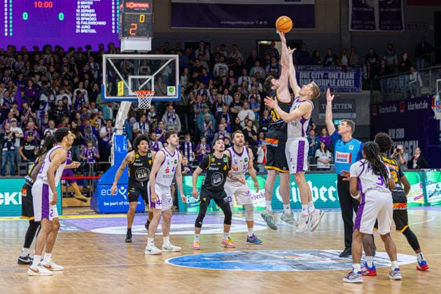 ProA, BG Goettingen vs. Bozic Estriche Kirchheim Knights, Sparkassen-Arena Goettingen; 12.05.2026 ProA, Goettingen, Germany - 12.05.2026: Tip-Off, Barmer ProA 2. Basketball Bundesliga, Playoffs, Spiel der BG Goettingen vs. Bozic Estriche Kirchheim Knights, Sparkassen-Arena Goettingen Copyright: xBEAUTIFULxSPORTS Freudensteinx