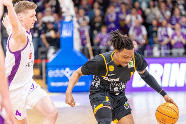 ProA, BG Goettingen vs. Bozic Estriche Kirchheim Knights, Sparkassen-Arena Goettingen; 12.05.2026 ProA, Goettingen, Germany - 12.05.2026: Phillip Russell (Bozic Estriche Kirchheim Knights, 1) am Ball, Barmer ProA 2. Basketball Bundesliga, Playoffs, Spiel der BG Goettingen vs. Bozic Estriche Kirchheim Knights, Sparkassen-Arena Goettingen Copyright: xBEAUTIFULxSPORTS Freudensteinx