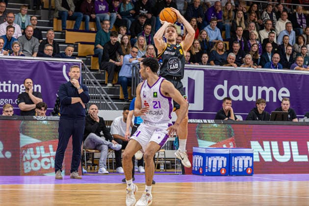 ProA, BG Goettingen vs. Bozic Estriche Kirchheim Knights, Sparkassen-Arena Goettingen; 12.05.2026 ProA, Goettingen, Germany - 12.05.2026: Lucas Mayer (Bozic Estriche Kirchheim Knights, 8) am Ball, davor Zach Jackson (BG Goettingen, 21), Barmer ProA 2. Basketball Bundesliga, Playoffs, Spiel der BG Goettingen vs. Bozic Estriche Kirchheim Knights, Sparkassen-Arena Goettingen Copyright: xBEAUTIFULxSPORTS Freudensteinx