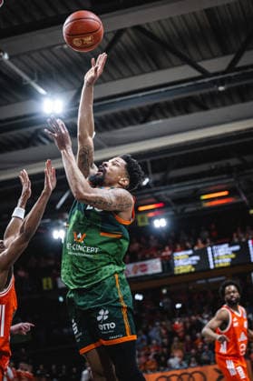 1. Basketball Bundesliga, easyCredit BBL, Saison 2025 2026, Herren, Play-Ins, Spiel um Platz 7, 12.05.2026, RASTA Vechta - Gladiators Trier Evans Rapieque ( 21 - VET-CONCEPT Gladiators Trier) beim Korbleger Vechta RASTA Dome Niedersachsen Deutschland