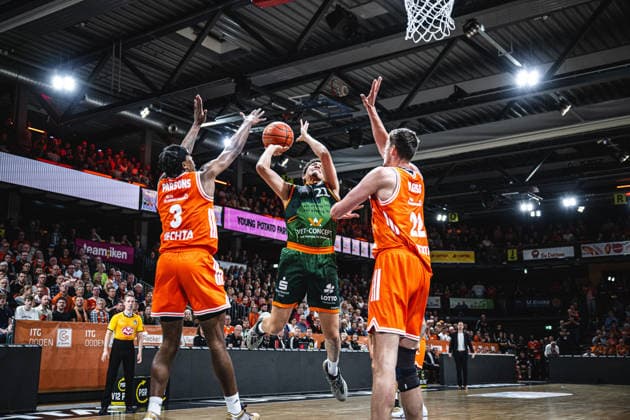 1. Basketball Bundesliga, easyCredit BBL, Saison 2025 2026, Herren, Play-Ins, Spiel um Platz 7, 12.05.2026, RASTA Vechta - Gladiators Trier Evans Rapieque ( 21 - VET-CONCEPT Gladiators Trier) beim Korbleger Vechta RASTA Dome Niedersachsen Deutschland