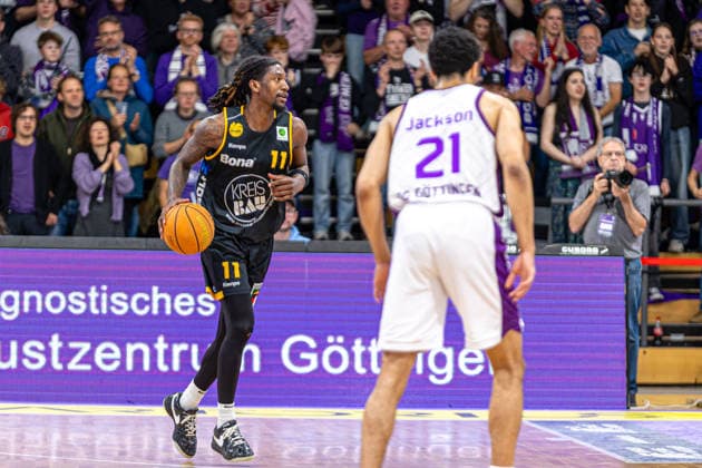 ProA, BG Goettingen vs. Bozic Estriche Kirchheim Knights, Sparkassen-Arena Goettingen; 12.05.2026 ProA, Goettingen, Germany - 12.05.2026: Tyrel Morgan (Bozic Estriche Kirchheim Knights, 11) am Ball, davor Zach Jackson (BG Goettingen, 21), Barmer ProA 2. Basketball Bundesliga, Playoffs, Spiel der BG Goettingen vs. Bozic Estriche Kirchheim Knights, Sparkassen-Arena Goettingen Copyright: xBEAUTIFULxSPORTS Freudensteinx