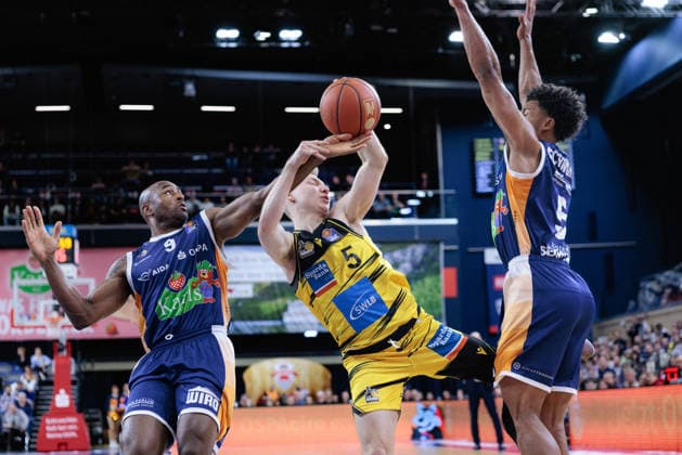 Toms Skuja (MHP Riesen Ludwigsburg, 05) vs. Deandre Lansdowne (ROSTOCK SEAWOLVES, 09) und D Shawn Schwartz (ROSTOCK SEAWOLVES, 05), GER, Rostock Seawolves vs. MHP Riesen Ludwigsburg, easycredit BBL, Basketball, Bundesliga, Play-Ins, Spielzeit 2025 2026, 12.05.2026. GER, Rostock Seawolves vs. MHP Riesen Ludwigsburg, easycredit BBL, Basketball, Bundesliga, Play-Ins, Spielzeit 2025 2026, 12.05.2026. Rostock Copyright: xEibner-Pressefoto DenverxEhrlichx EP_DEH