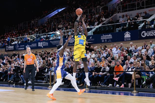 Babacar Sane (MHP Riesen Ludwigsburg, 00) vs. TJ Crockett Jr. (ROSTOCK SEAWOLVES, 00), GER, Rostock Seawolves vs. MHP Riesen Ludwigsburg, easycredit BBL, Basketball, Bundesliga, Play-Ins, Spielzeit 2025 2026, 12.05.2026. GER, Rostock Seawolves vs. MHP Riesen Ludwigsburg, easycredit BBL, Basketball, Bundesliga, Play-Ins, Spielzeit 2025 2026, 12.05.2026. Rostock Copyright: xEibner-Pressefoto DenverxEhrlichx EP_DEH