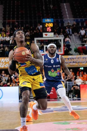 Stefan Smith (MHP Riesen Ludwigsburg, 03) vs. TJ Crockett Jr. (ROSTOCK SEAWOLVES, 00) GER, Rostock Seawolves vs. MHP Riesen Ludwigsburg, easycredit BBL, Basketball, Bundesliga, Play-Ins, Spielzeit 2025 2026, 12.05.2026. GER, Rostock Seawolves vs. MHP Riesen Ludwigsburg, easycredit BBL, Basketball, Bundesliga, Play-Ins, Spielzeit 2025 2026, 12.05.2026. Rostock Copyright: xEibner-Pressefoto DenverxEhrlichx EP_DEH