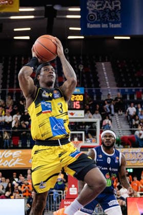 Stefan Smith (MHP Riesen Ludwigsburg, 03) vs. TJ Crockett Jr. (ROSTOCK SEAWOLVES, 00), GER, Rostock Seawolves vs. MHP Riesen Ludwigsburg, easycredit BBL, Basketball, Bundesliga, Play-Ins, Spielzeit 2025 2026, 12.05.2026. GER, Rostock Seawolves vs. MHP Riesen Ludwigsburg, easycredit BBL, Basketball, Bundesliga, Play-Ins, Spielzeit 2025 2026, 12.05.2026. Rostock Copyright: xEibner-Pressefoto DenverxEhrlichx EP_DEH