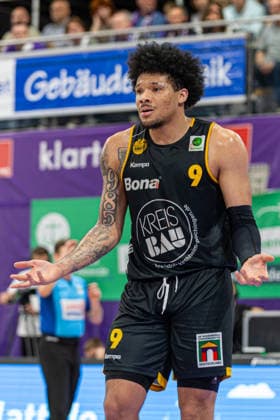 ProA, BG Goettingen vs. Bozic Estriche Kirchheim Knights, Sparkassen-Arena Goettingen; 12.05.2026 ProA, Goettingen, Germany - 12.05.2026: Tylan Pope (Bozic Estriche Kirchheim Knights, 9) ist unzufrieden mit der Entscheidung der Schiedsrichter, Barmer ProA 2. Basketball Bundesliga, Playoffs, Spiel der BG Goettingen vs. Bozic Estriche Kirchheim Knights, Sparkassen-Arena Goettingen Copyright: xBEAUTIFULxSPORTS Freudensteinx