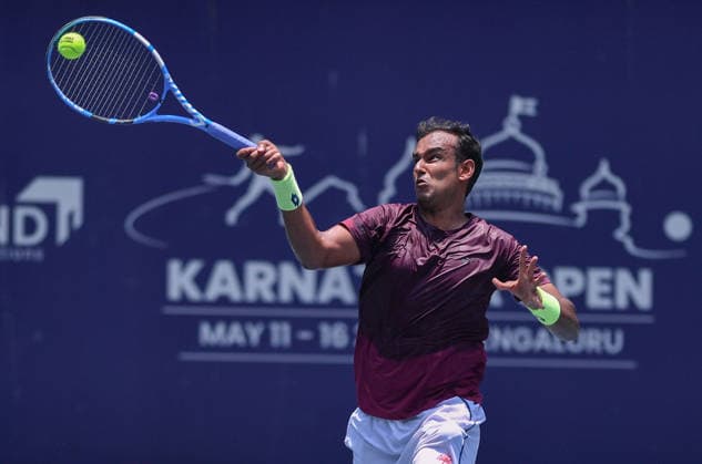 May 12, 2026, Bengaluru, Karnataka, India: Mukund Sasikumar (IND) on action in Men s singles 1st round in the Karnataka Open ATP, Tennis Herren Challenger 2026 at the KSLTA Stadium in Bengaluru, India. Bengaluru India - ZUMAk197 20260512_zsp_k197_005 Copyright: xRanjithxKumarx