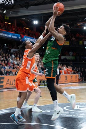 GER, Basketball, easy Credit- BBL, Play-Ins, Rasta Vechta vs VET-CONCEPT Gladiators Trier 12.05.2026, Rasta Dome, Vechta, GER, easy Credit-BBL, Play-Ins, Rasta Vechta vs VET-CONCEPT Gladiators Trier, im Bild Urald KING ( VET-CONCEPT Gladiators Trier 20 ) Alonzo VERGE JR. ( Rasta Vechta 11 )