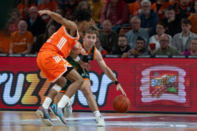 GER, Basketball, easy Credit- BBL, Play-Ins, Rasta Vechta vs VET-CONCEPT Gladiators Trier 12.05.2026, Rasta Dome, Vechta, GER, easy Credit-BBL, Play-Ins, Rasta Vechta vs VET-CONCEPT Gladiators Trier, im Bild Steven ASHWORTH ( VET-CONCEPT Gladiators Trier 1 ) Alonzo VERGE JR. ( Rasta Vechta 11 )