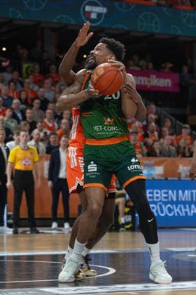 GER, Basketball, easy Credit- BBL, Play-Ins, Rasta Vechta vs VET-CONCEPT Gladiators Trier 12.05.2026, Rasta Dome, Vechta, GER, easy Credit-BBL, Play-Ins, Rasta Vechta vs VET-CONCEPT Gladiators Trier, im Bild Urald KING ( VET-CONCEPT Gladiators Trier 20 ) Malik PARSONS ( Rasta Vechta 3 )