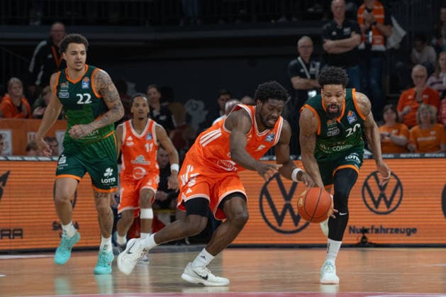 GER, Basketball, easy Credit- BBL, Play-Ins, Rasta Vechta vs VET-CONCEPT Gladiators Trier 12.05.2026, Rasta Dome, Vechta, GER, easy Credit-BBL, Play-Ins, Rasta Vechta vs VET-CONCEPT Gladiators Trier, im Bild TJ BAMBA ( Rasta Vechta 5 ) Urald KING ( VET-CONCEPT Gladiators Trier 20 ) Nolan ADEKUNLE ( VET-CONCEPT Gladiators Trier 22 )
