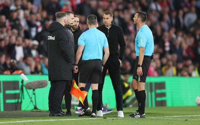 Referee Andy Madley speaks to both managers after an apparent incident between Luke Ayling of Middlesbrough and Taylor Harwood-Bellis of Southampton Southampton v Middlesbrough, EFL Sky Bet Championship, Play-Off Semi Final, Second Leg, Football, St Mary s Stadium, Southampton, UK - 12 May 2026Southampton St Mary s Stadium United Kingdom EDITORIAL USE ONLY No use with unauthorised audio, video, data, fixture lists, club league logos or live services. Online in-match use limited to 120 images, no video emulation. No use in betting, games or single club league player publications.  Copyright: xKieranxMcManus Shutterstockx 16871478ax