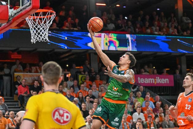 Jordan Roland (VET-CONCETPT Gladiators Trier, 15) zieht zum Korb RASTA Vechta vs. VET-CONCEPT Gladiators Trier, easyCredit Basketball Bundesliga, Play-Ins, Saison 2025 2026, 12.05.2026, RASTA Vechta vs.VET-CONCEPT Gladiators Trier, easyCredit Basketball Bundesliga, Play-Ins, Saison 2025 2026, 12.05.2026 Vechta Copyright: xEibner-Pressefoto RobertxGertzenx EP_RGN
