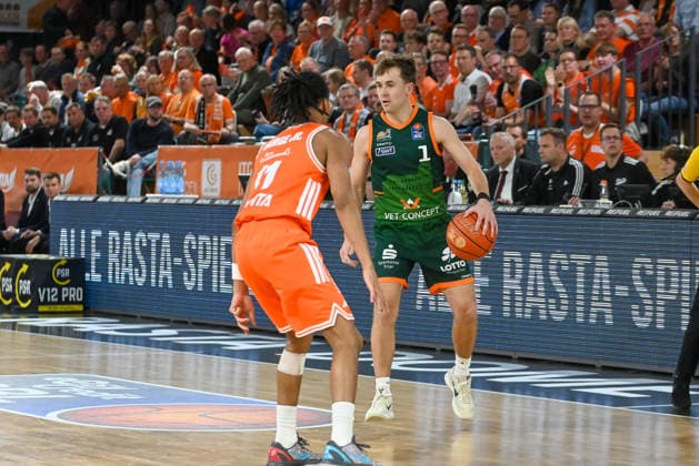 Steven Ashworth (VET-CONCEPT Gladiators Trier, 01) gegen Alonzo Verge jr. (RASTA Vechta, 11) RASTA Vechta vs. VET-CONCEPT Gladiators Trier, easyCredit Basketball Bundesliga, Play-Ins, Saison 2025 2026, 12.05.2026, RASTA Vechta vs.VET-CONCEPT Gladiators Trier, easyCredit Basketball Bundesliga, Play-Ins, Saison 2025 2026, 12.05.2026 Vechta Copyright: xEibner-Pressefoto RobertxGertzenx EP_RGN