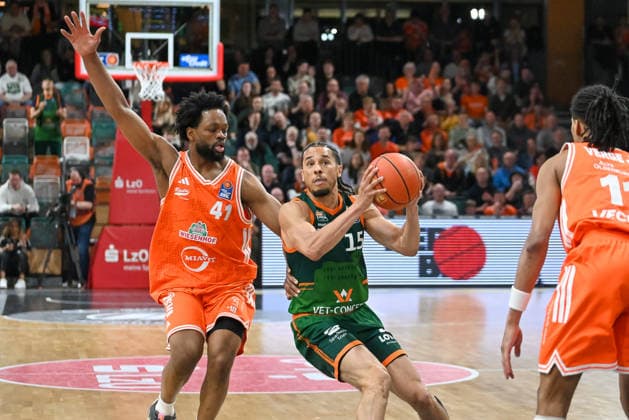 Jordan Roland (VET-CONCEPT Gladiators Trier, 15) gegen Lloyd Pandi (RASTA Vechta, 41) RASTA Vechta vs. VET-CONCEPT Gladiators Trier, easyCredit Basketball Bundesliga, Play-Ins, Saison 2025 2026, 12.05.2026, RASTA Vechta vs.VET-CONCEPT Gladiators Trier, easyCredit Basketball Bundesliga, Play-Ins, Saison 2025 2026, 12.05.2026 Vechta Copyright: xEibner-Pressefoto RobertxGertzenx EP_RGN