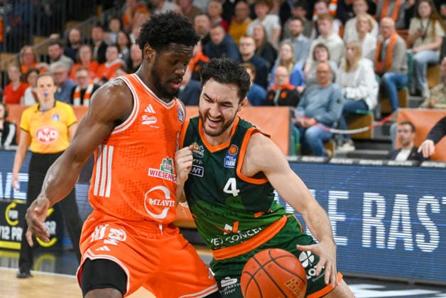 Clay Guillozet (VET-CONCEPT Gladiators Trier, 04) gegen TJ Bamba (RASTA Vechta, 05) RASTA Vechta vs. VET-CONCEPT Gladiators Trier, easyCredit Basketball Bundesliga, Play-Ins, Saison 2025 2026, 12.05.2026, RASTA Vechta vs.VET-CONCEPT Gladiators Trier, easyCredit Basketball Bundesliga, Play-Ins, Saison 2025 2026, 12.05.2026 Vechta Copyright: xEibner-Pressefoto RobertxGertzenx EP_RGN