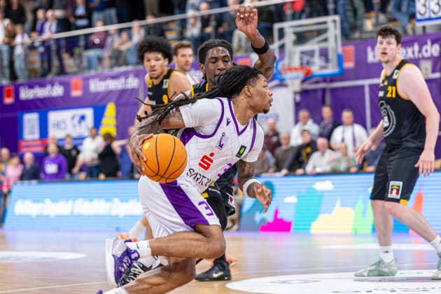 ProA, BG Goettingen vs. Bozic Estriche Kirchheim Knights, Sparkassen-Arena Goettingen; 12.05.2026 ProA, Goettingen, Germany - 12.05.2026: Jordan Sears (BG Goettingen, 3) am Ball, Barmer ProA 2. Basketball Bundesliga, Playoffs, Spiel der BG Goettingen vs. Bozic Estriche Kirchheim Knights, Sparkassen-Arena Goettingen Copyright: xBEAUTIFULxSPORTS Freudensteinx