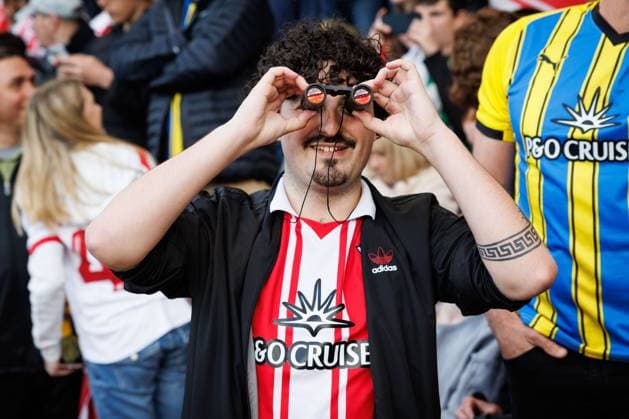 Southampton fans gesture to the Middlesbrough fans Southampton v Middlesbrough, EFL Sky Bet Championship, Play-Off Semi Final, Second Leg, Football, St Mary s Stadium, Southampton, UK - 12 May 2026Southampton St Mary s Stadium United Kingdom EDITORIAL USE ONLY No use with unauthorised audio, video, data, fixture lists, club league logos or live services. Online in-match use limited to 120 images, no video emulation. No use in betting, games or single club league player publications.  Copyright: xSimonxDael Shutterstockx 16871476bh
