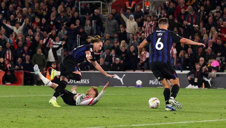 LÃ o Scienza of Southampton goes down challenged by Luke Ayling of Middlesbrough but no penalty is awarded Southampton v Middlesbrough, EFL Sky Bet Championship, Play-Off Semi Final, Second Leg, Football, St Mary s Stadium, Southampton, UK - 12 May 2026Southampton St Mary s Stadium United Kingdom EDITORIAL USE ONLY No use with unauthorised audio, video, data, fixture lists, club league logos or live services. Online in-match use limited to 120 images, no video emulation. No use in betting, games or single club league player publications.  Copyright: xKieranxMcManus Shutterstockx 16871478bh