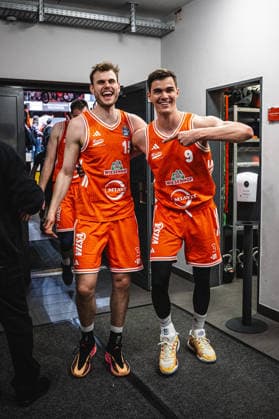 1. Basketball Bundesliga, easyCredit BBL, Saison 2025 2026, Herren, Play-Ins, Spiel um Platz 7, 12.05.2026, RASTA Vechta - Gladiators Trier Linus Trettin ( 15 - RASTA Vechta) und Joschka Ferner ( 9 - RASTA Vechta) zeigt Emotionen nach der Partie Vechta RASTA Dome Niedersachsen Deutschland