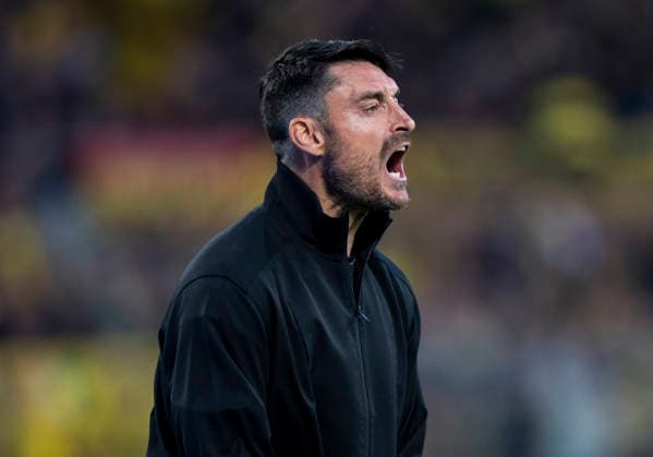 Einzelbild, Single image: Albert Riera (Eintracht Frankfurt, Trainer) gibt Anweisungen, gestikuliert, mit den Armen gestikulieren, gives instructions, gesticulate, gesticolando, emotionen Borussia Dortmund - Eintracht Frankfurt, 33. Spieltag, 1. Bundesliga in Dortmund, Signal Iduna Park DFL regulations prohibit any use of photographs as image sequences and or quasi-video. *** Einzelbild, Single image Albert Riera Eintracht Frankfurt, Trainer gibt Anweisungen, gestikuliert, mit den Armen gestikulieren, gives instructions, gesticulate, gesticolando, emotionen Borussia Dortmund Eintracht Frankfurt, 33 Spieltag, 1 Bundesliga in Dortmund, Signal Iduna Park DFL regulations prohibit any use of photographs as image sequences and or quasi video Copyright: HMBxMedia xMarcoxBader