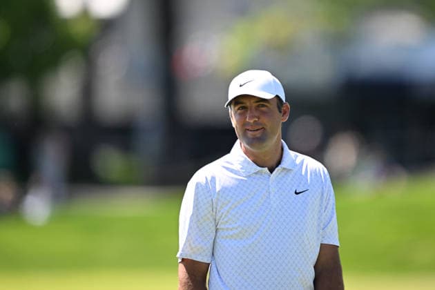 NEWTON SQUARE, PA - MAY 12: Scottie Scheffler of United States of America looks on during the 2026 PGA, Golf Herren Championship on May 12th, 2026 at Aronimink Golf Club in Newtown Square, PA.(Photo by Terence Lewis Icon Sportswire) GOLF: MAY 12 PGA PGA Championship EDITORIAL USE ONLY Icon260512080