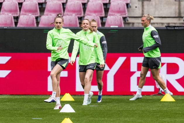 Abschlusstraining VfL Wolfsburg; 13.05.2026 Sophia Kleinherne (VfL Wolfsburg, 4) wärmt sich auf DFB-Pokal 46. Finale der Frauen, VfL Wolfsburg - FC Bayern München, Abschlusstraining VfL Wolfsburg, Köln, RheinEnergiestadion am 13.05.2026 Copyright: xBEAUTIFULxSPORTS Wunderlx
