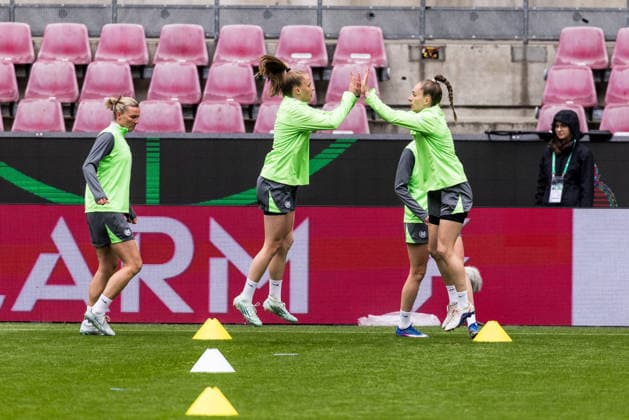 Abschlusstraining VfL Wolfsburg; 13.05.2026 Vivien Endemann (VfL Wolfsburg, 25) und Sophia Kleinherne (VfL Wolfsburg, 4) klatschen ab DFB-Pokal 46. Finale der Frauen, VfL Wolfsburg - FC Bayern München, Abschlusstraining VfL Wolfsburg, Köln, RheinEnergiestadion am 13.05.2026 Copyright: xBEAUTIFULxSPORTS Wunderlx