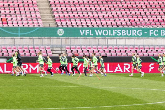 Abschlusstraining VfL Wolfsburg; 13.05.2026 Die Spielerinnen des VfL Wolfsburg laufen sich warm DFB-Pokal 46. Finale der Frauen, VfL Wolfsburg - FC Bayern München, Abschlusstraining VfL Wolfsburg, Köln, RheinEnergiestadion am 13.05.2026 Copyright: xBEAUTIFULxSPORTS Wunderlx