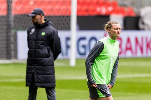 Abschlusstraining VfL Wolfsburg; 13.05.2026 Alexandra Popp (VfL Wolfsburg, 11), im Hintergrund Stephan Lerch (Trainer VfL Wolfsburg) DFB-Pokal 46. Finale der Frauen, VfL Wolfsburg - FC Bayern München, Abschlusstraining VfL Wolfsburg, Köln, RheinEnergiestadion am 13.05.2026 Copyright: xBEAUTIFULxSPORTS Wunderlx