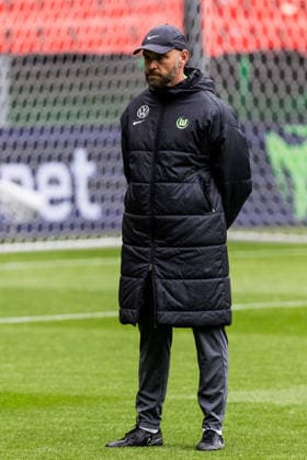 Abschlusstraining VfL Wolfsburg; 13.05.2026 Stephan Lerch (Trainer VfL Wolfsburg) beobachtet das Training DFB-Pokal 46. Finale der Frauen, VfL Wolfsburg - FC Bayern München, Abschlusstraining VfL Wolfsburg, Köln, RheinEnergiestadion am 13.05.2026 Copyright: xBEAUTIFULxSPORTS Wunderlx