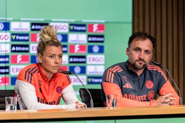 Pressekonferenz 46. DFB-Pokal Finale der Frauen; 13.05.2026 Linda Dallmann (FC Bayern München, 10) und Jose Barcala (FC Bayern München, Trainer) währen der Pressekonferenz DFB-Pokal 46. Finale der Frauen, VfL Wolfsburg - FC Bayern München, Pressekonferenz, Köln, RheinEnergiestadion am 13.05.2026 Copyright: xBEAUTIFULxSPORTS Wunderlx