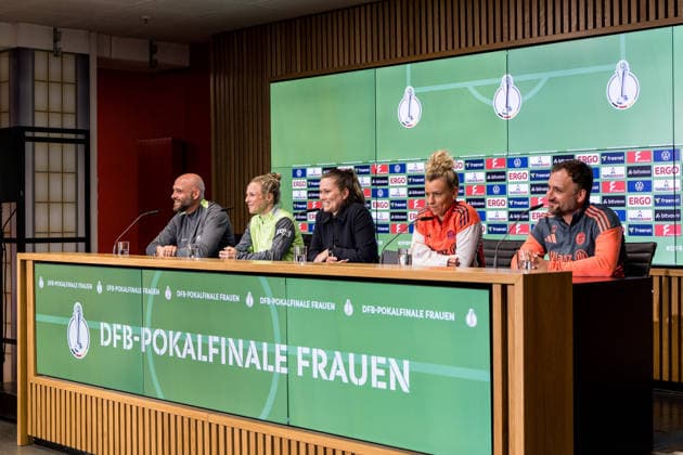 Pressekonferenz 46. DFB-Pokal Finale der Frauen; 13.05.2026 Stephan Lerch (Trainer VfL Wolfsburg), Svenja Huth (VfL Wolfsburg. 10), Anne-Christin Gossner (DFB), Linda Dallmann (FC Bayern München, 10) und Jose Barcala (FC Bayern München, Trainer) währen der Pressekonferenz DFB-Pokal 46. Finale der Frauen, VfL Wolfsburg - FC Bayern München, Pressekonferenz, Köln, RheinEnergiestadion am 13.05.2026 Copyright: xBEAUTIFULxSPORTS Wunderlx