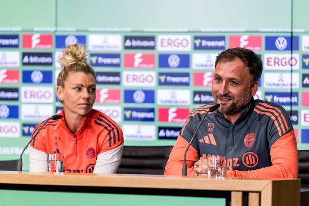 Pressekonferenz 46. DFB-Pokal Finale der Frauen; 13.05.2026 Linda Dallmann (FC Bayern München, 10) und Jose Barcala (FC Bayern München, Trainer) währen der Pressekonferenz DFB-Pokal 46. Finale der Frauen, VfL Wolfsburg - FC Bayern München, Pressekonferenz, Köln, RheinEnergiestadion am 13.05.2026 Copyright: xBEAUTIFULxSPORTS Wunderlx