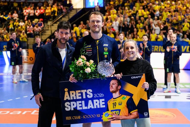 260513 Felix Claar of Sweden is awarded player of the year ahead of the International Friendly, Länderspiel, Nationalmannschaft handball match between Sweden and Croatia on May 13, 2026 in Kristianstad. Photo: Petter Arvidson BILDBYRAN kod PA PA1213 handball handboll handball träningsmatch sverige sweden croatia friendly match sverige bbeng sverige sweden Copyright: PETTERxARVIDSON BB260513PA046