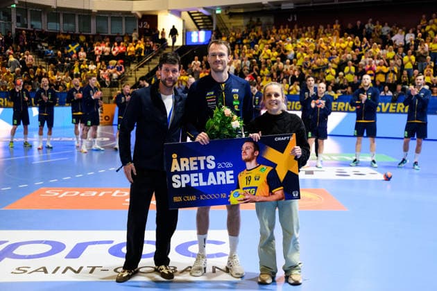 260513 Felix Claar of Sweden is awarded player of the year ahead of the International Friendly, Länderspiel, Nationalmannschaft handball match between Sweden and Croatia on May 13, 2026 in Kristianstad. Photo: Petter Arvidson BILDBYRAN kod PA PA1213 handball handboll handball träningsmatch sverige sweden croatia friendly match sverige bbeng sverige sweden Copyright: PETTERxARVIDSON BB260513PA047