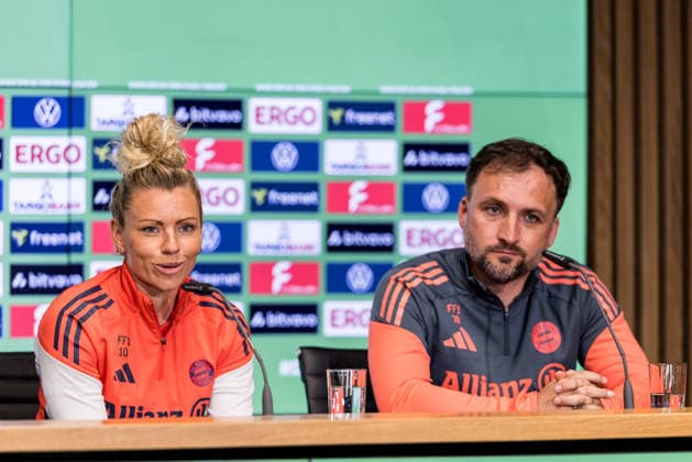 Pressekonferenz 46. DFB-Pokal Finale der Frauen; 13.05.2026 Linda Dallmann (FC Bayern München, 10) und Jose Barcala (FC Bayern München, Trainer) währen der Pressekonferenz DFB-Pokal 46. Finale der Frauen, VfL Wolfsburg - FC Bayern München, Pressekonferenz, Köln, RheinEnergiestadion am 13.05.2026 Copyright: xBEAUTIFULxSPORTS Wunderlx