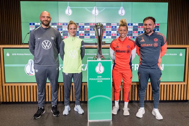 Pressekonferenz 46. DFB-Pokal Finale der Frauen; 13.05.2026 Stephan Lerch (Trainer VfL Wolfsburg), Svenja Huth (VfL Wolfsburg. 10), Linda Dallmann (FC Bayern München, 10) und Jose Barcala (FC Bayern München, Trainer) posieren mit dem DFB Pokal der Frauen DFB-Pokal 46. Finale der Frauen, VfL Wolfsburg - FC Bayern München, Pressekonferenz, Köln, RheinEnergiestadion am 13.05.2026 Copyright: xBEAUTIFULxSPORTS Wunderlx