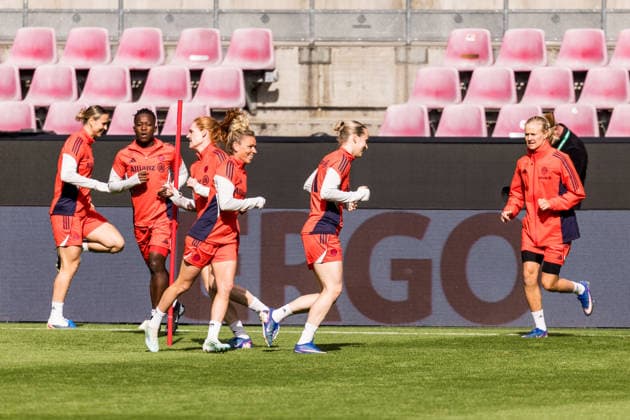 Abschlusstraining FC Bayern München; 13.05.2026 Warmlaufen Linda Dallmann (FC Bayern München, 10), Franziska Kett (FC Bayern München, 20) DFB-Pokal 46. Finale der Frauen, VfL Wolfsburg - FC Bayern München, Abschlusstraining FC Bayern München, Köln, RheinEnergiestadion am 13.05.2026 Copyright: xBEAUTIFULxSPORTS Wunderlx