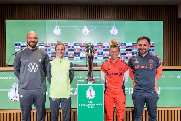Pressekonferenz 46. DFB-Pokal Finale der Frauen; 13.05.2026 Stephan Lerch (Trainer VfL Wolfsburg), Svenja Huth (VfL Wolfsburg. 10), Linda Dallmann (FC Bayern München, 10) und Jose Barcala (FC Bayern München, Trainer) posieren mit dem DFB Pokal der Frauen DFB-Pokal 46. Finale der Frauen, VfL Wolfsburg - FC Bayern München, Pressekonferenz, Köln, RheinEnergiestadion am 13.05.2026 Copyright: xBEAUTIFULxSPORTS Wunderlx