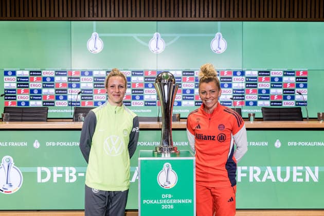 Pressekonferenz 46. DFB-Pokal Finale der Frauen; 13.05.2026 Svenja Huth (VfL Wolfsburg. 10) und Linda Dallmann (FC Bayern München, 10) posieren mit dem DFB Pokal der Frauen DFB-Pokal 46. Finale der Frauen, VfL Wolfsburg - FC Bayern München, Pressekonferenz, Köln, RheinEnergiestadion am 13.05.2026 Copyright: xBEAUTIFULxSPORTS Wunderlx