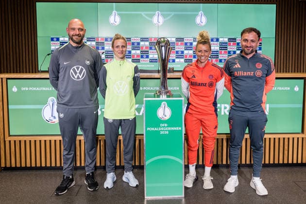 Pressekonferenz 46. DFB-Pokal Finale der Frauen; 13.05.2026 Stephan Lerch (Trainer VfL Wolfsburg), Svenja Huth (VfL Wolfsburg. 10), Linda Dallmann (FC Bayern München, 10) und Jose Barcala (FC Bayern München, Trainer) posieren mit dem DFB Pokal der Frauen DFB-Pokal 46. Finale der Frauen, VfL Wolfsburg - FC Bayern München, Pressekonferenz, Köln, RheinEnergiestadion am 13.05.2026 Copyright: xBEAUTIFULxSPORTS Wunderlx