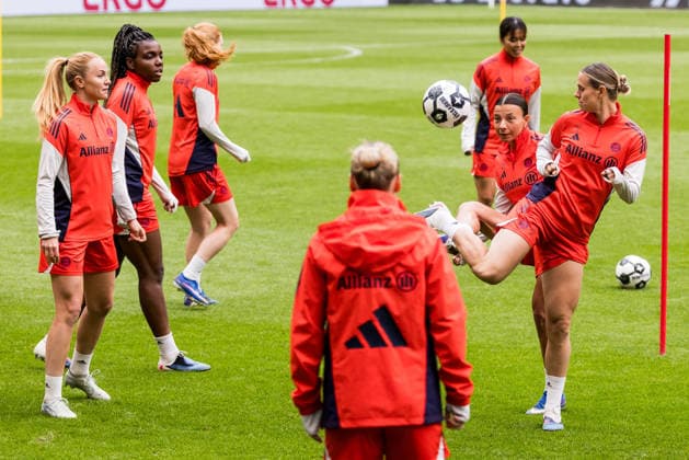 Abschlusstraining FC Bayern München; 13.05.2026 Arianna Caruso (FC Bayern München, 27) und Klara Bühl (FC Bayern München, 17) kämpfen um den Ball DFB-Pokal 46. Finale der Frauen, VfL Wolfsburg - FC Bayern München, Abschlusstraining FC Bayern München, Köln, RheinEnergiestadion am 13.05.2026 Copyright: xBEAUTIFULxSPORTS Wunderlx