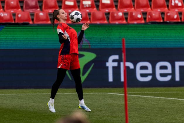 Abschlusstraining FC Bayern München; 13.05.2026 Ena Mahmutovic (FC Bayern München, 32) nimmt den Ball an DFB-Pokal 46. Finale der Frauen, VfL Wolfsburg - FC Bayern München, Abschlusstraining FC Bayern München, Köln, RheinEnergiestadion am 13.05.2026 Copyright: xBEAUTIFULxSPORTS Wunderlx