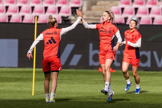 Abschlusstraining FC Bayern München; 13.05.2026 Carolin Simon (FC Bayern München, 30) und Giulia Gwinn (FC Bayern München, 7) klatschen ab DFB-Pokal 46. Finale der Frauen, VfL Wolfsburg - FC Bayern München, Abschlusstraining FC Bayern München, Köln, RheinEnergiestadion am 13.05.2026 Copyright: xBEAUTIFULxSPORTS Wunderlx