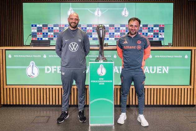 Pressekonferenz 46. DFB-Pokal Finale der Frauen; 13.05.2026 Stephan Lerch (Trainer VfL Wolfsburg) und Jose Barcala (FC Bayern München, Trainer) posieren mit dem DFB Pokal der Frauen DFB-Pokal 46. Finale der Frauen, VfL Wolfsburg - FC Bayern München, Pressekonferenz, Köln, RheinEnergiestadion am 13.05.2026 Copyright: xBEAUTIFULxSPORTS Wunderlx